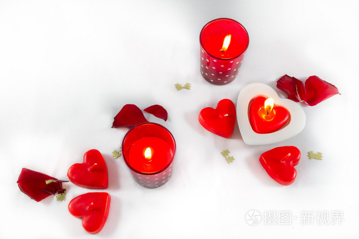 情人节的心 蜡烛和玫瑰花瓣洒在白色的背景