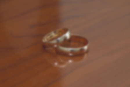 在木头背景的结婚戒指。特写