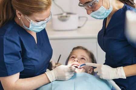 患者在牙科干预对女孩的牙医