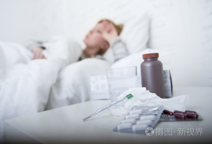 生病的女人感觉坏生病躺在床上痛苦头痛冬天的寒冷和流感具有药品