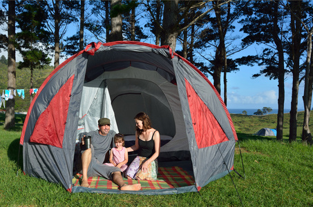 年轻的家庭，在一个帐篷户外露营