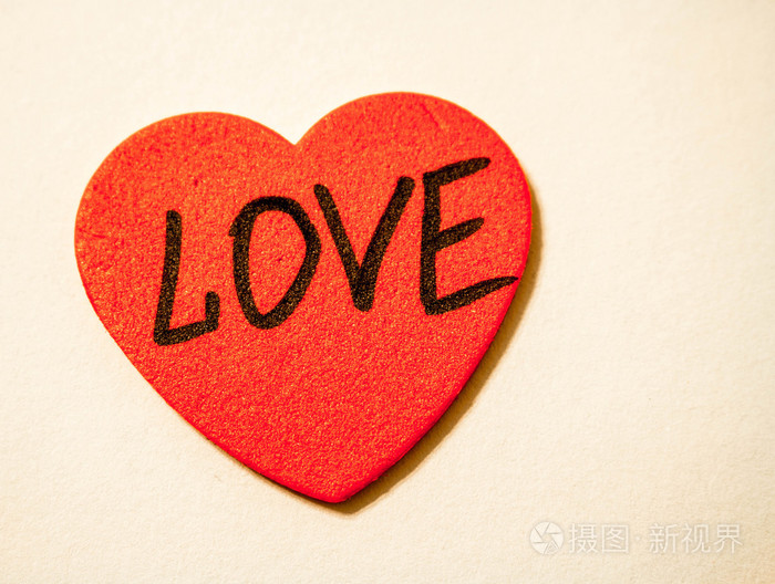 白底红色的心