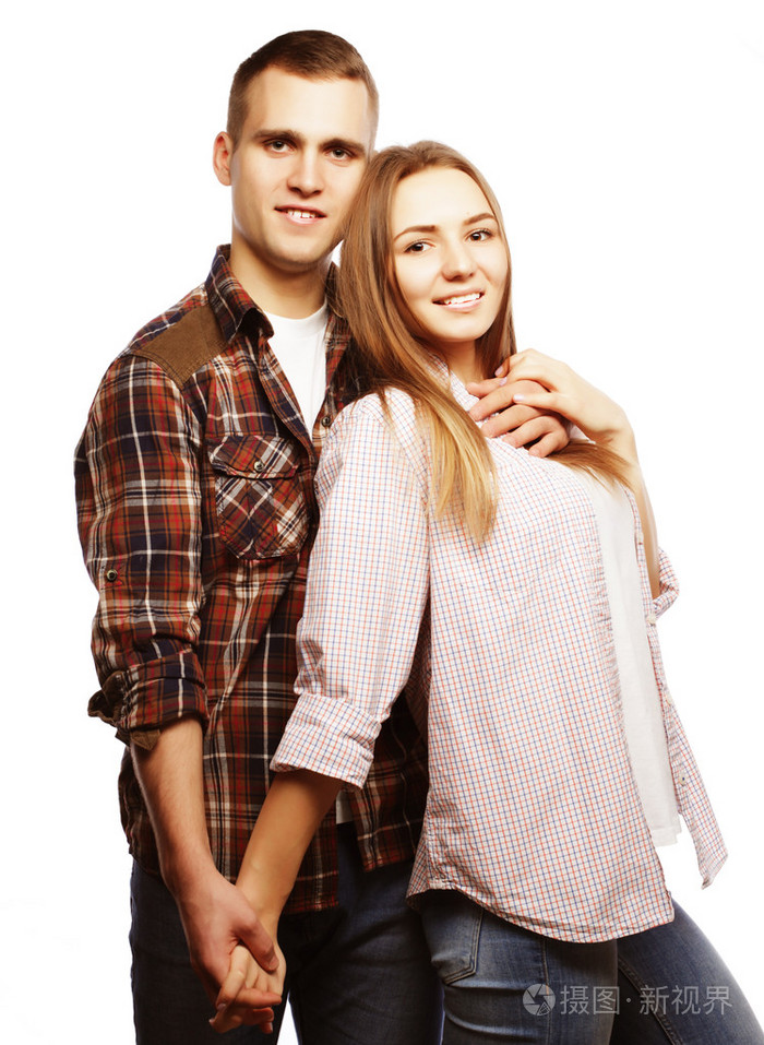 可爱幸福的情侣拥抱