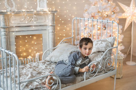 圣诞晚上外国小男孩图片