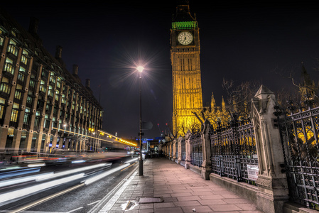英国伦敦夜间威斯敏斯特的灯光小径和照明建筑