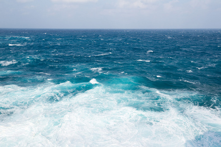 蓝色的海面和波