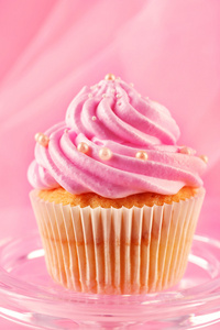 美味的粉红色蛋糕特写