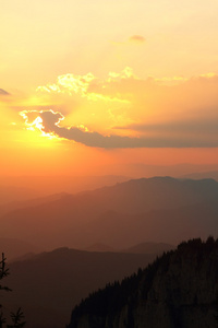 橘黄色的夕阳翻山越岭