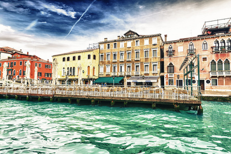 沿着威尼斯的运河。