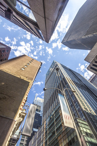 美国曼哈顿蓝天上的现代摩天大楼