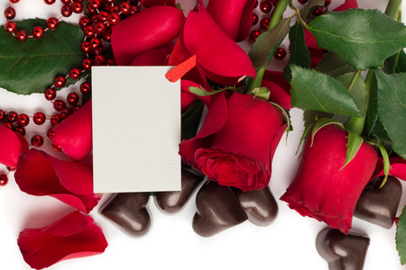红色的玫瑰花瓣，红玫瑰和糖果中的一颗心的形状
