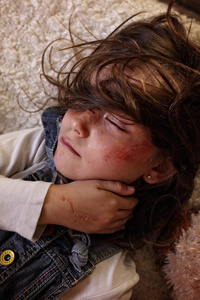 挨打的小女孩,在一个功能失调的家庭照片