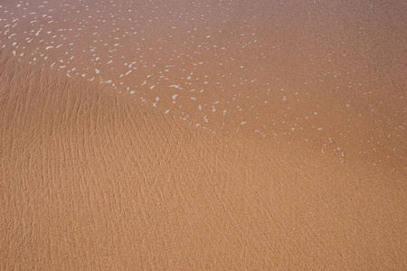 完美的棕色砂砾和晶水滩图片