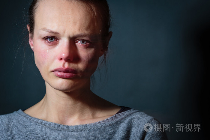 年轻女子患严重抑郁/焦虑/悲伤