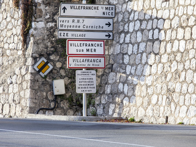 自由城滨海，法国在 2016 年 1 月 8 日。山区公路。导航元素。自由城滨海众多的法国的里维埃拉，尼斯郊区的度假胜地之一
