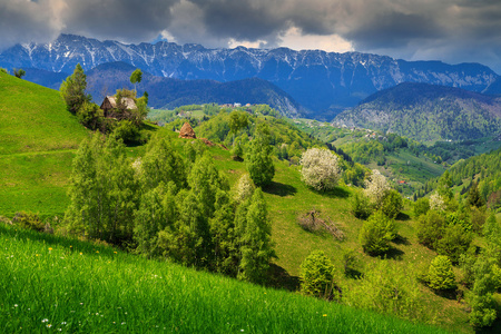 春天的景观和农村村庄，这，特兰西瓦尼亚，罗马尼亚，欧洲