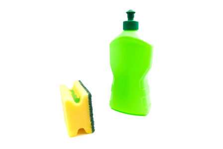 在白色的海绵和绿色瓶