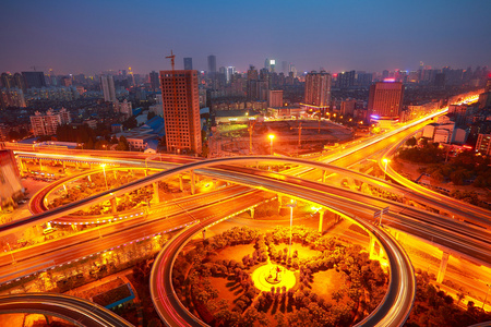 城市高架路夜景鸟瞰图