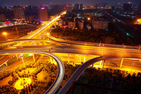 城市高架路夜景鸟瞰图