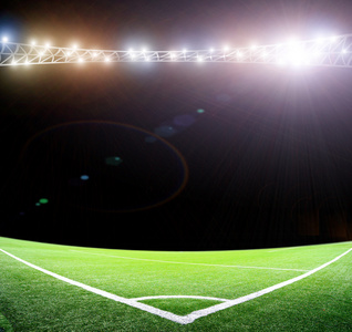 灯在晚上和足球体育场