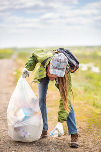 捡垃圾女孩图片