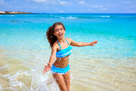 女孩在沙滩上在加那利群岛富埃特文图拉