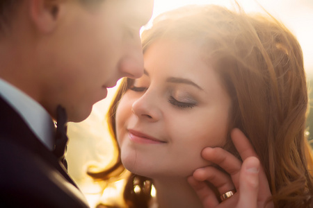 新婚夫妇,祝新婚快乐女人和男人拥抱绿色公园.爱婚礼情侣室外.