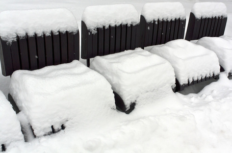 板凳在雪中