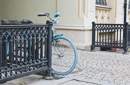 蓝色自行车在城市