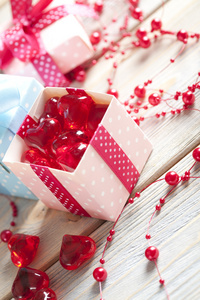 红心和彩色的礼品盒木制背景