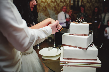 新娘和新郎是切蛋糕
