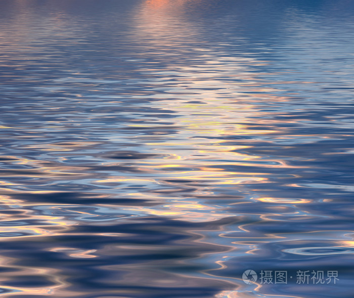 美丽的水面上荡漾着倒影的云彩和天空的背景