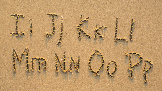 英文字母写在沙滩上