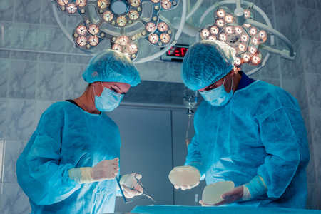外科医生的病人在手术中监测工作团队开通