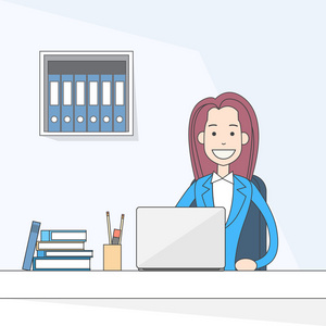 坐在办公室工作的笔记本电脑桌上的女商人照片