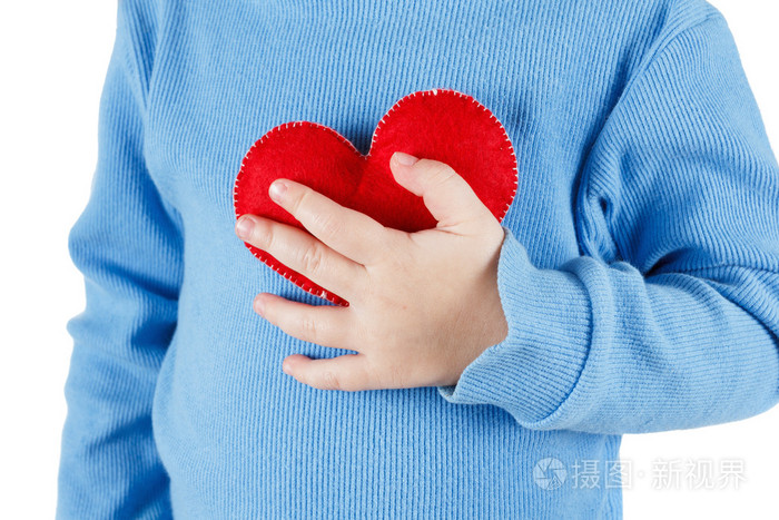 手里捧着婴儿心脏符号.爱情, 健康和保健的概念