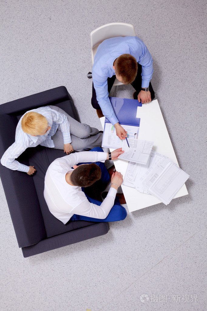 商务人士坐并讨论在商务会议上在办公室