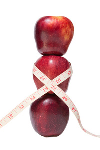 用卷尺测量堆叠的苹果