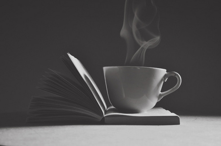 一杯热咖啡在书上