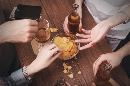 栏中有酒精饮料的朋友