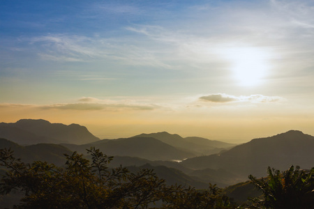 在上午考 Kho Nat 下雾山日出