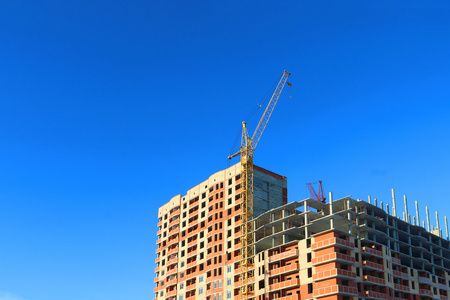 部分高大起重机和正在建造的建筑物