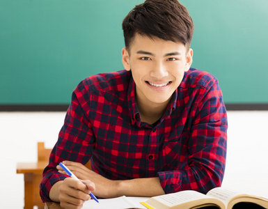 微笑在大学教室里的大学生照片