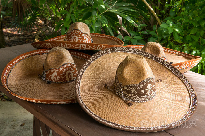 在市场上拉丁美洲出售丰富多彩的墨西哥草帽纪念品