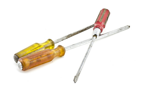 生锈的工具，红色和黄色的句柄螺丝刀