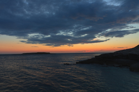 在克罗地亚日落后的天空与云彩在海