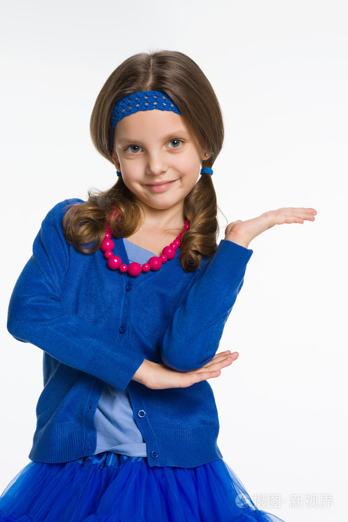 可爱的小女孩了一个手势