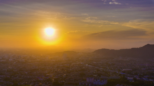 令人兴奋色彩斑斓的朝阳,在雾蒙蒙的早晨城市和公园,鸟瞰图照片