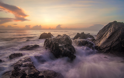 大海的美丽的岩石景观夕阳