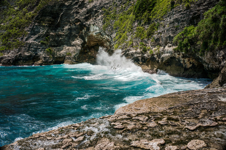岩石的悬崖，溅波和美丽的大海，Nusa Penida，印度尼西亚